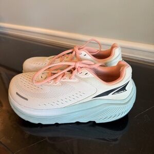 Altra VIA Olympus 2 Women's White Running/Walking Shoe, Size 7.5